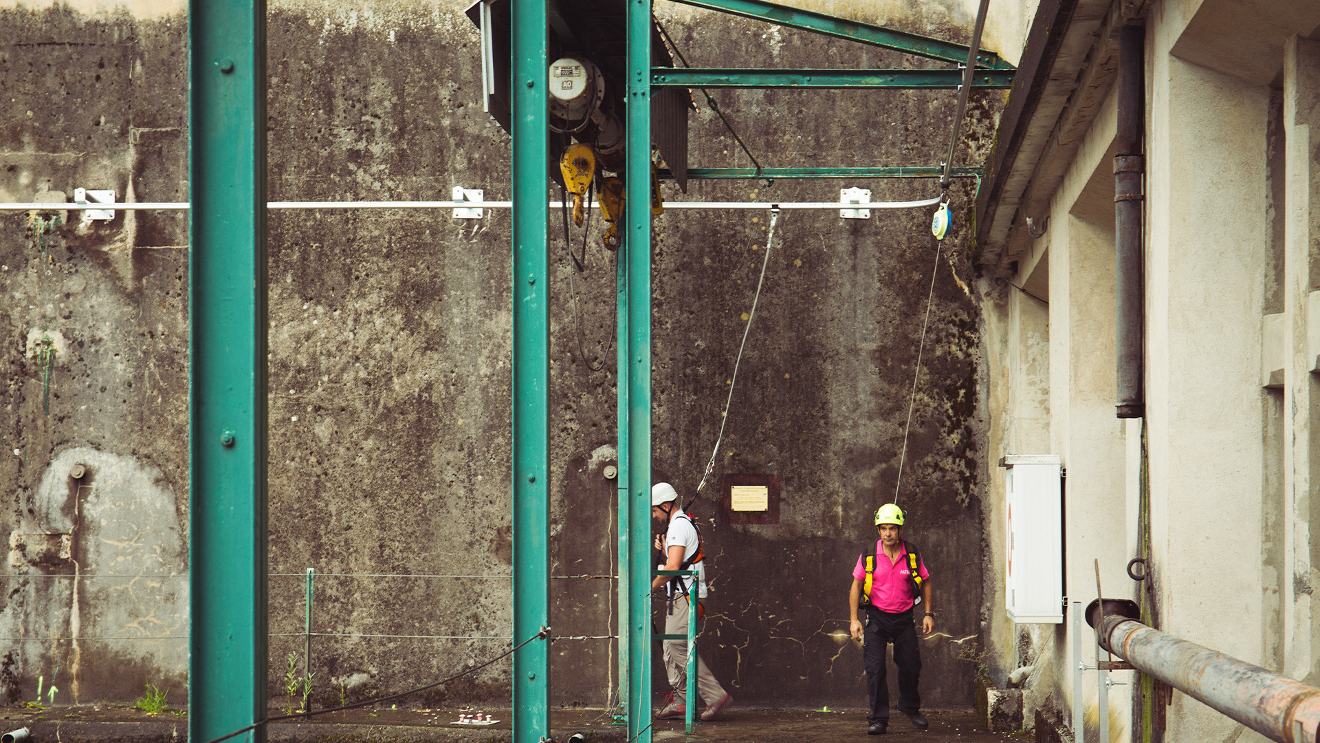 Monorail overhead securing access on site